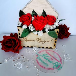 Дървена кутия със съпунени рози