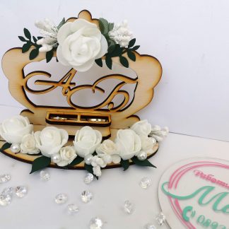 Дървена  поставка за годежни пръстени