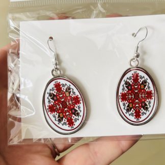 Обици с българска шевица